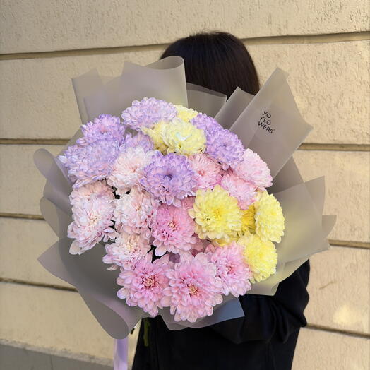 Букет с разноцветными хризантемами от XOFLOWERS