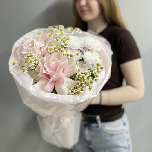 Шикарный букет с ромашкой любимой подруге, бабушке и маме