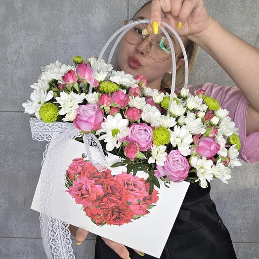 Кустовые розы и хризантемы в сумке. Композиция цветов. Ромашки и розы