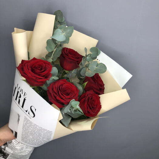 Бордовые розы с эвкалиптом в авторской упаковке🌺
