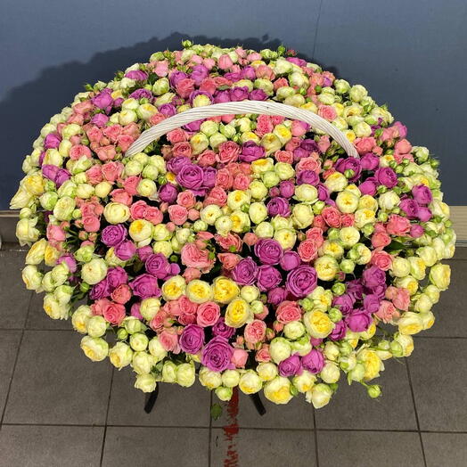Корзина из 151 кустовой розы микс (Премиум)