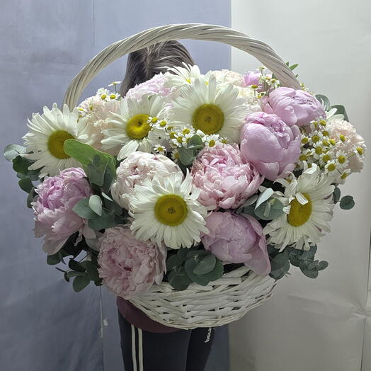 Композиция из ромашек, пионов, камиллы,  диантуса,  эвкалипта