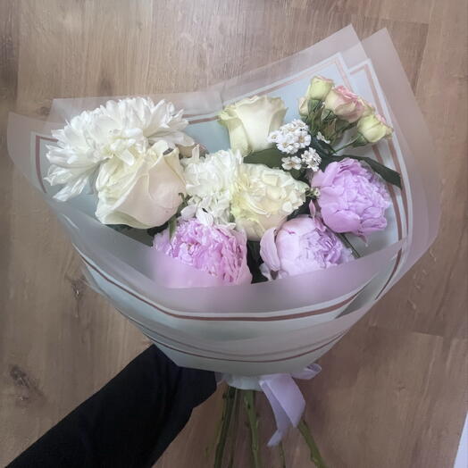 букет из пионов и одноголовых хризантем