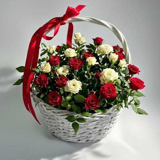 Садовые розы в корзине