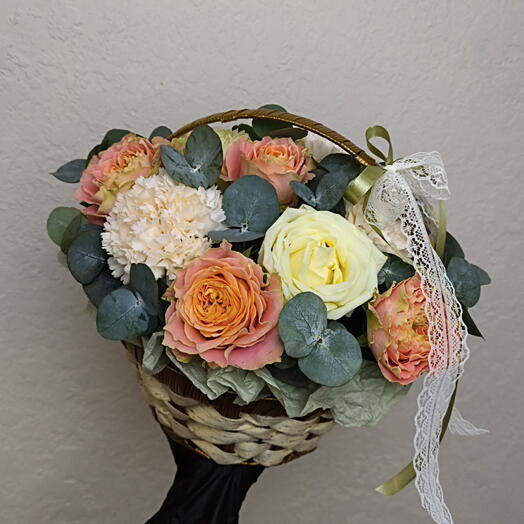 Корзина с розами и кружевными диантусами 🌼