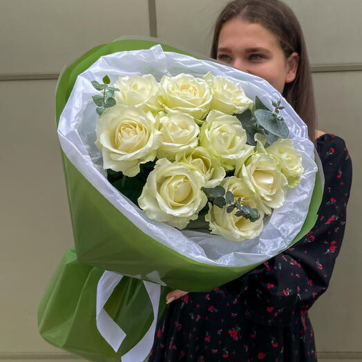 Букет из белых роз с Эвкалиптом + сладкий подарок 🎁