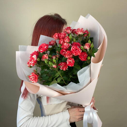 букет комплимент из кустовых ярких роз Фаерворкс