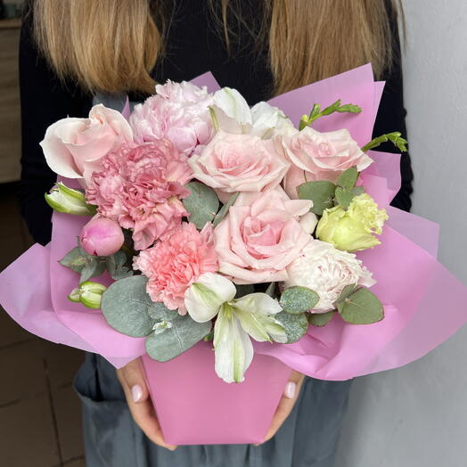 Композиция из пионов, роз и диантусов