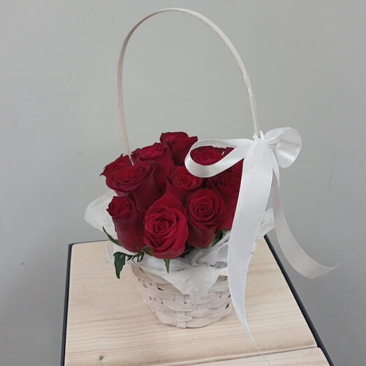 Корзиночка с красными розами