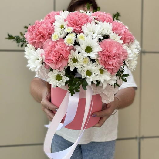 Коробочка с хризантемой и диантусами