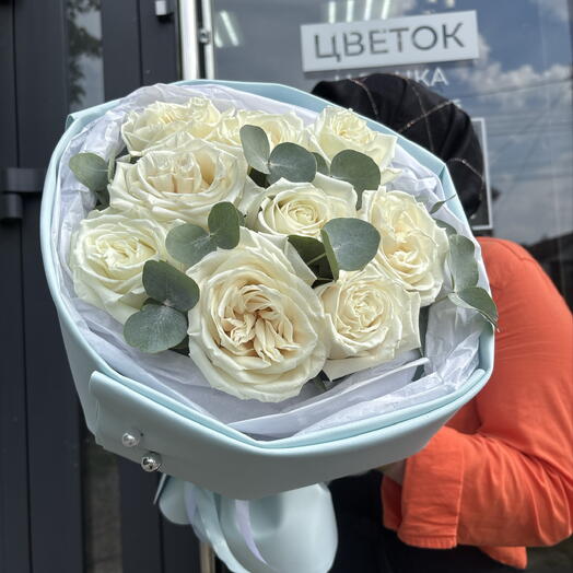 Нежный букет из белых роз и эвкалипта в мягкой упаковке