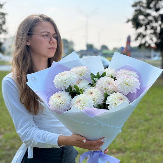 Букет из 11 георгин «Светлое признание»