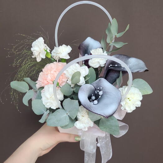 Композиция из калли кустовых гвоздик
