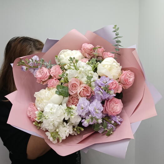 Авторский букетик пион, маттиола кустовая, роза пионовидная кустовая, эвкалипт