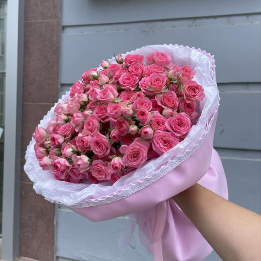 Розовый букет кустовых роз
