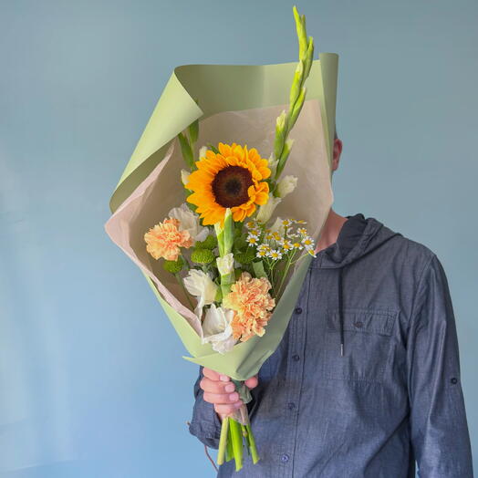 Букет из подсолнуха и нежно-розовых гвоздик «Летний свет» 🌻 41501