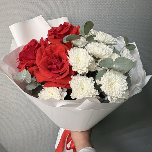 Букет с французскими розами и хризантемой