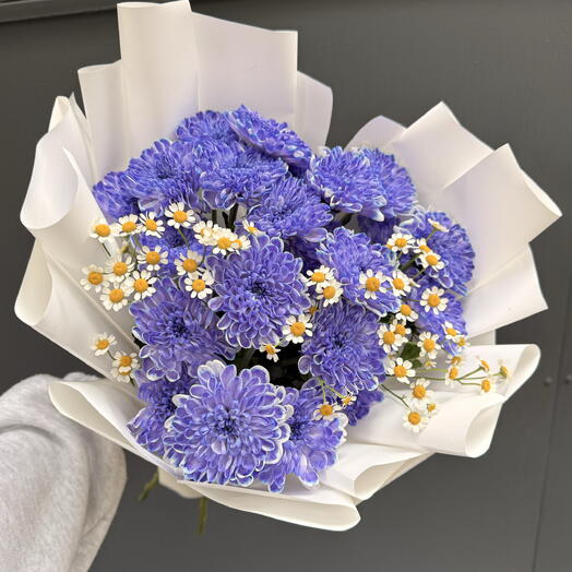 Букет из хризантем с ромашками