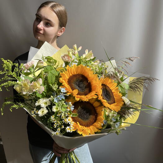Сборный букет с подсолнухами