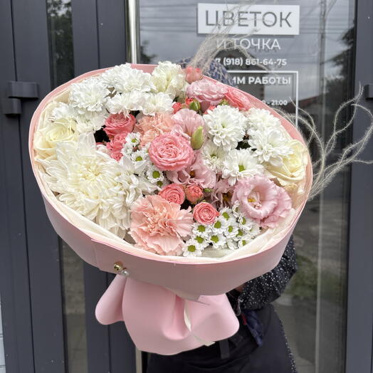 Стильный букет из хризантем и роз в мягкой упаковке