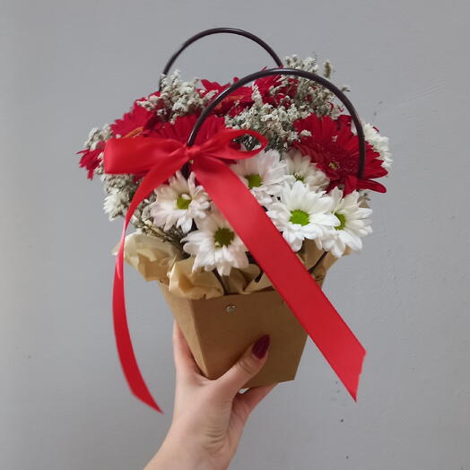 Композиция из герберы и кустовой хризантемы