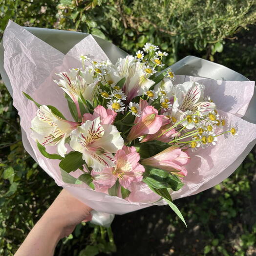 Букет из Альстромерия и ромашки