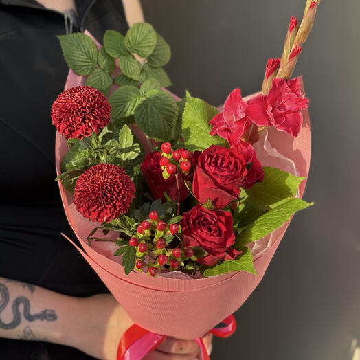 Букет на 1 сентября из красных роз с гладиолусом и хризантемами 🌹