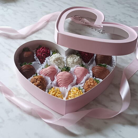 Клубника в молочном, белом, клубничном шоколаде в коробке сердце
