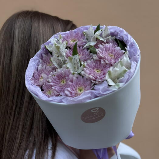 Нежный букет из альстромерии и кустовой хризантемы