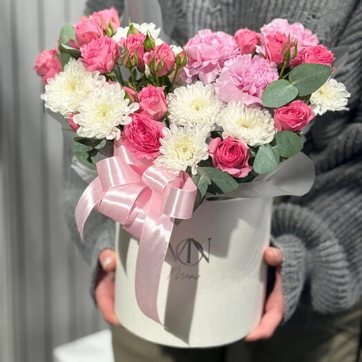 Композиция с кустовой розой, диантусами и хризантемой 🌸