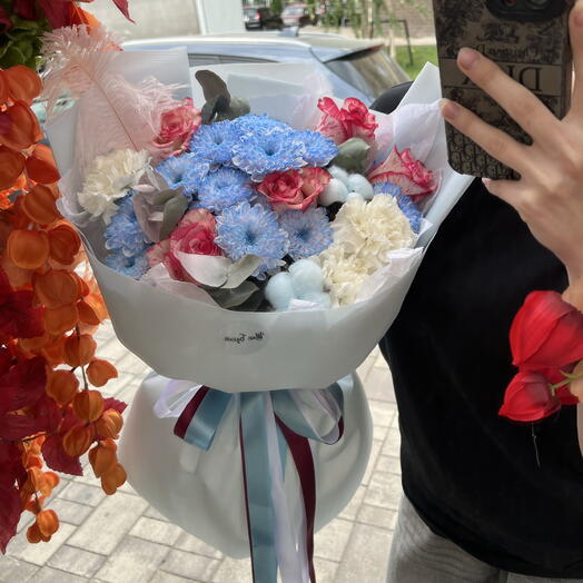 Букет с одноголовой розой, хризантемой и диантусами в стильной упаковке 🤍🩵