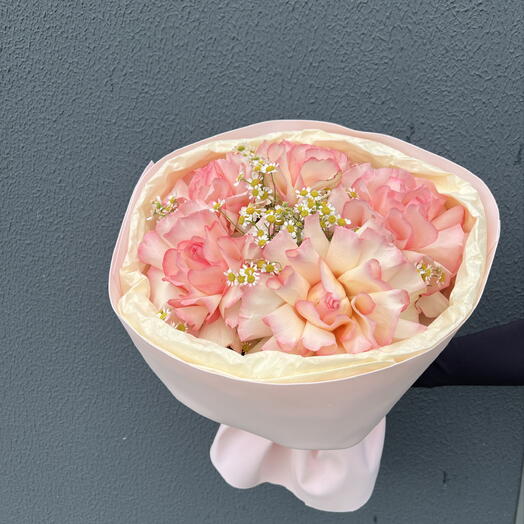 Нежный букет с французской розой и ромашкой «Берег»