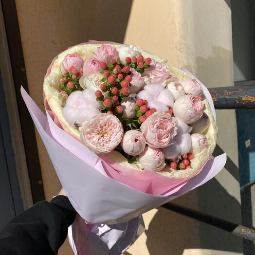 Букет кругляш 🍰 «сладкая вата» в составе кустовая Роза MAINSFIELD, хлопок, гиперикум