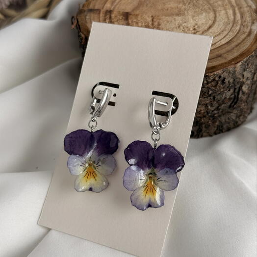 Серьги из анютиных глазок