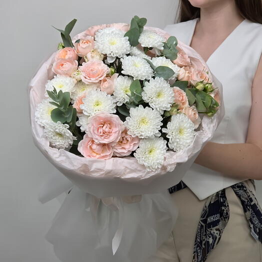 Пышный букет из хризантем, кустовых роз Пич дайменшн и веточек эвкалипта