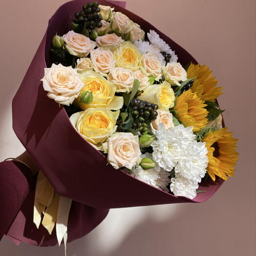 Авторский букет c кустовыми розами и подсолнухом 🌻