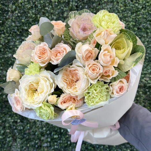 Букет «Воздушный поцелуй» кустовые розы, брассика, диантусы, розы Vicky Garden