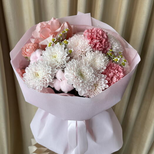 Нежный букет с франкской розой, хризантемой, диантусами и ромашками 🌸