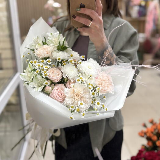 Букет из кустовой хризантемы и кустовой розы