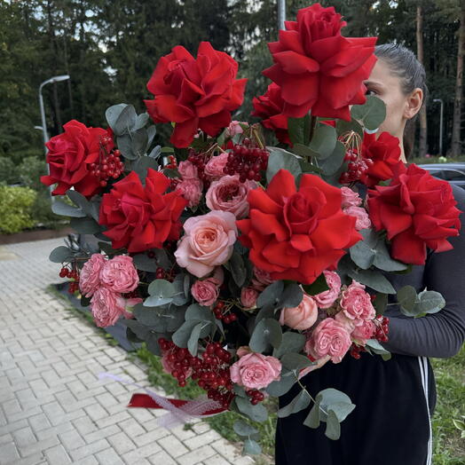 Роза французская ,розы Пионовидные ,ягоды и эвкалипт в большой корзине