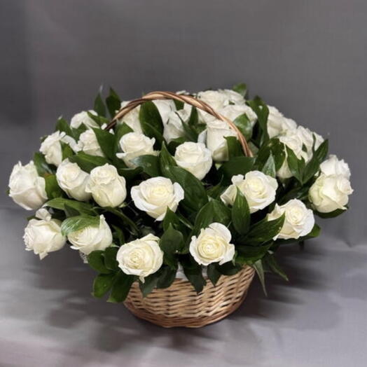 Корзина белых роз