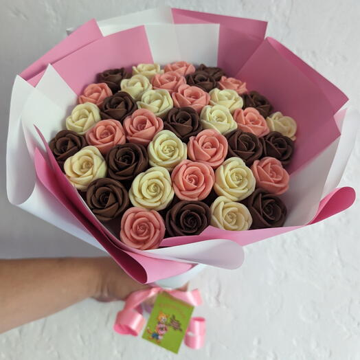 «Молочное облако с клубникой»🍓🍫🤍Букет из 37 шоколадных роз ( шоколад : клубничный, молочный, белый)