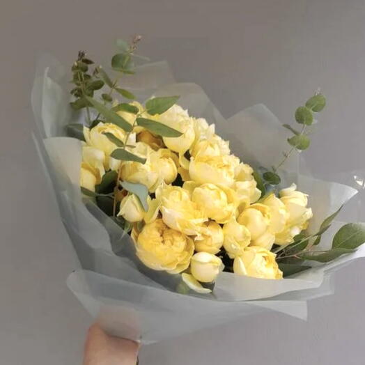 Букет из желтой кустовой розы и ароматного эвкалипта