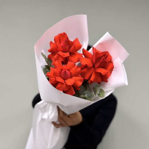 🌹 «Три розы Нина и эвкалипт: лаконичная элегантность»