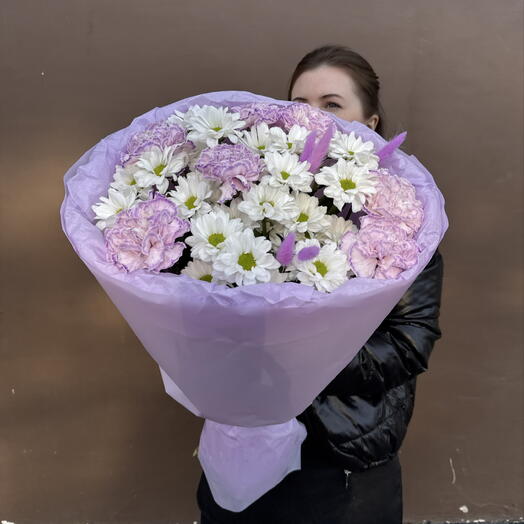 «Сиреневый вайб»- букет из диантусов и ромашковой хризантемой