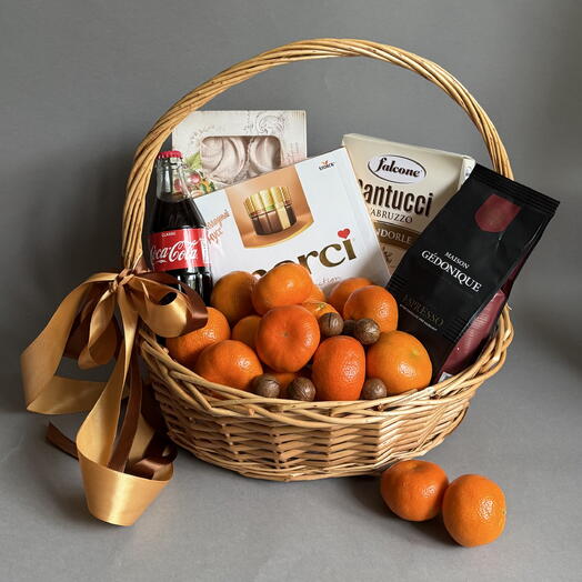 Корзина с мандаринами,зефиром,печеньем и кофе.подарок на день рождения