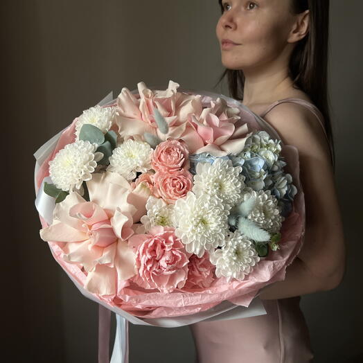 Изысканный букет с французскими розами, голубой гортензией, хризантемами