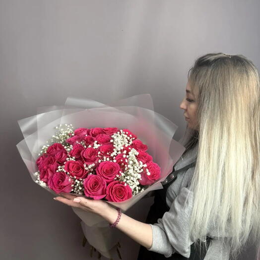 Букет из 25 розовых роз и гипсофилы L