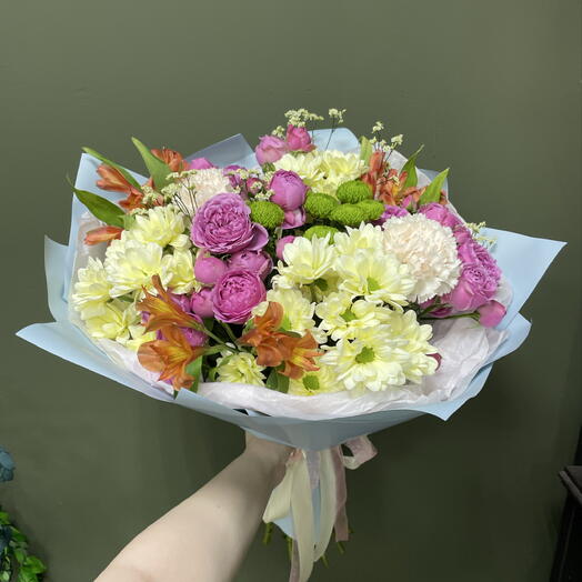 Букет с хризантемами, кустовыми розами,  альстромериями, гвоздиками и лимониумом