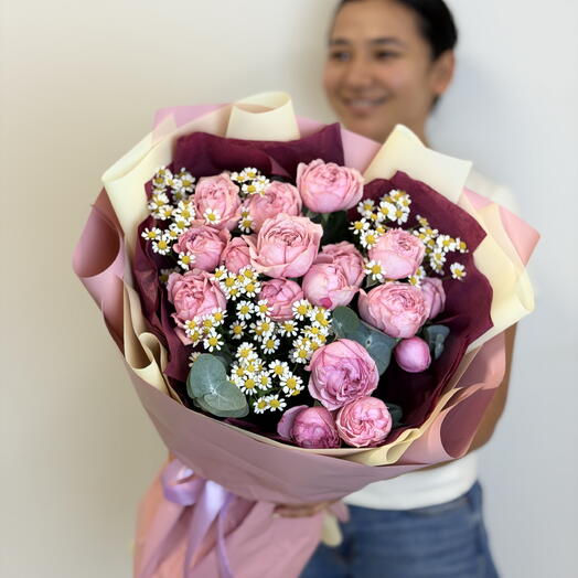 Букет «Между летом и сказкой🌸» из кустовых пионовидных роз Джульетта и матрикария 💐